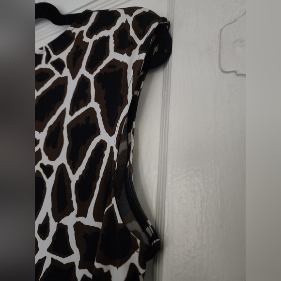 Giraffe/Animal Print Sleeveless Womens Blouse - Picture 4 of 10